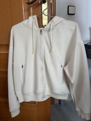 Sudadera deportiva beige con cremallera