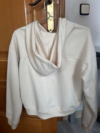 Sudadera deportiva beige con cremallera