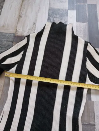 Camiseta de rayas cuello alto