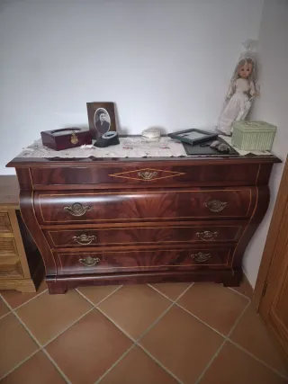 Cómoda de madera con 2 mesitas