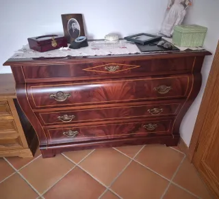 Cómoda de madera con 2 mesitas