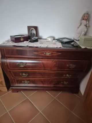 Cómoda de madera con 2 mesitas