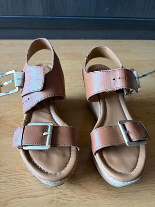 Sandalias de cuña marrones