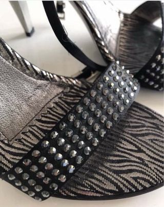 Elegantes sandalias tacón con piedras Swarowsky