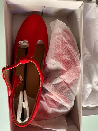 Tacones rojos de ante