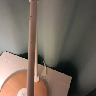 Lámpara con base cargador inalámbrico