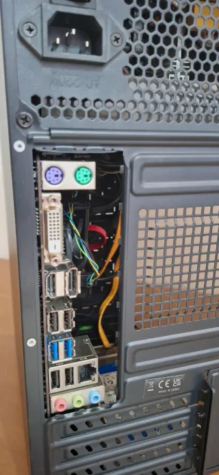 Torre PC Pentium Gold.