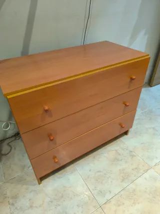 Cómoda de madera marrón