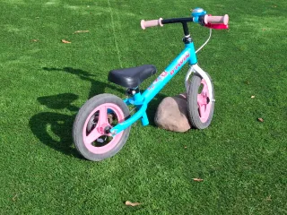 Bici sin pedales B'TWIN azul y rosa Casco opcional