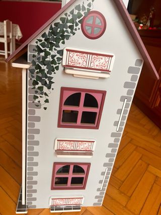 Casa de muñecas de madera