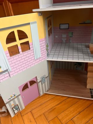 Casa de muñecas de madera