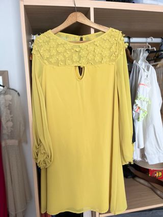 Vestido amarillo cóctel con flores