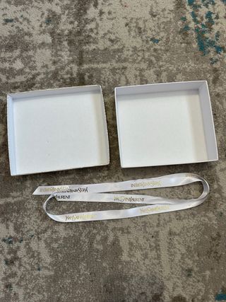 Caixa Yves Saint Laurent Dourada