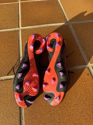 Botas de fútbol Puma negras y rosas