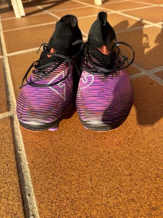 Botas de fútbol Puma negras y rosas