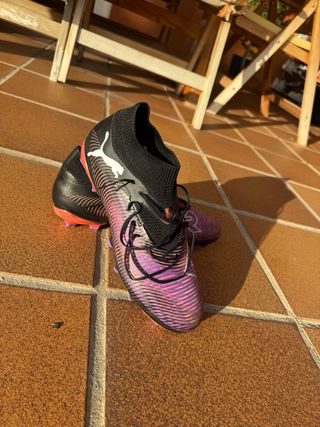 Botas de fútbol Puma negras y rosas