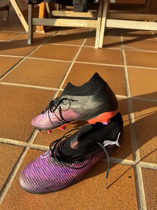 Botas de fútbol Puma negras y rosas