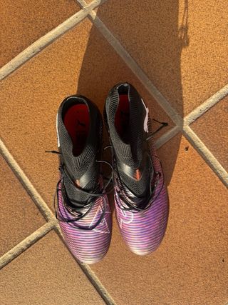 Botas de fútbol Puma negras y rosas