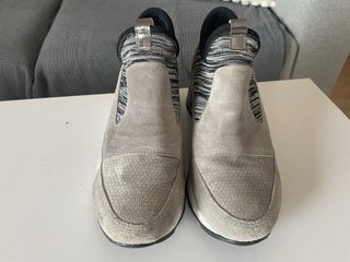 Zapatos cuña grises y blanco