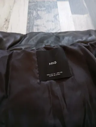 Abrigo negro acolchado