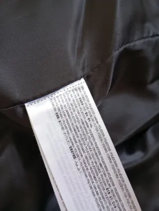 Abrigo negro acolchado