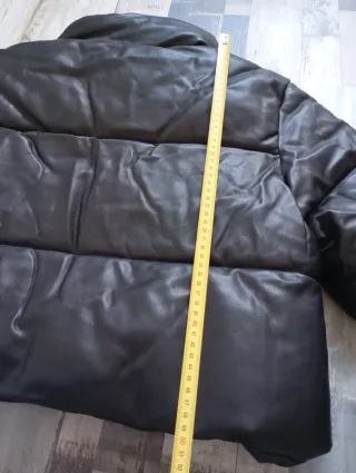 Abrigo negro acolchado