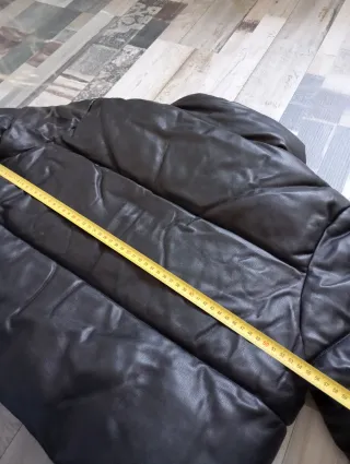 Abrigo negro acolchado