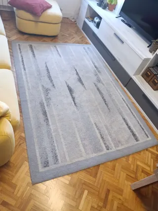 Alfombra gris y blanca