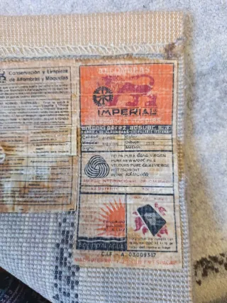 Alfombra gris y blanca