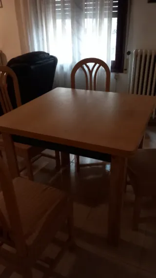 Mesa comedor extensible madera + 4 sillas