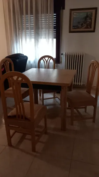 Mesa comedor extensible madera + 4 sillas