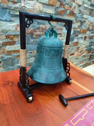 Campana Tibetana Antigua con Soporte y Mazo