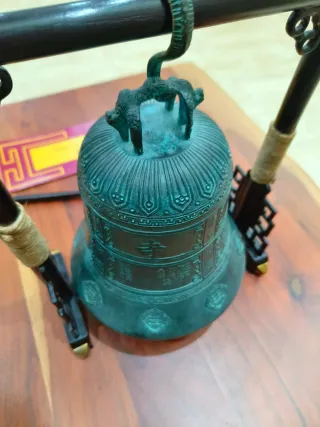 Campana Tibetana Antigua con Soporte y Mazo