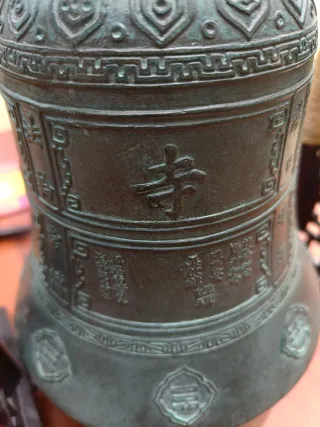 Campana Tibetana Antigua con Soporte y Mazo