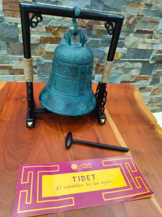 Campana Tibetana Antigua con Soporte y Mazo