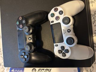 Consola PS4 PRO 1TB + 2 Mandos + 6 Juegos (FC24)