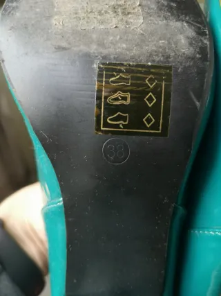 Zapatos de tacón verde azulado