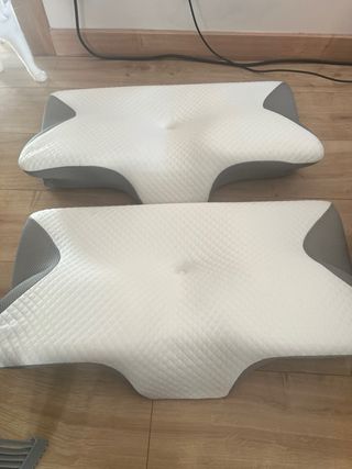 2 Almohadas Ergonómicas Blancas y Grises