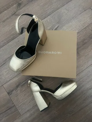 Zapatos dorados tacón plataforma