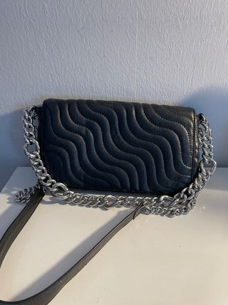 Bolso negro con cadena plateada