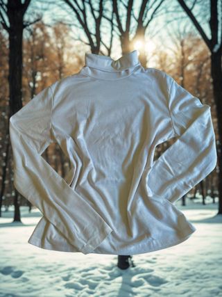 Camiseta blanca cuello alto manga larga