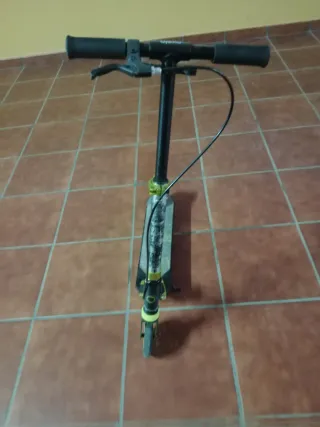 Patinete plegable negro y amarillo marca oxelo15