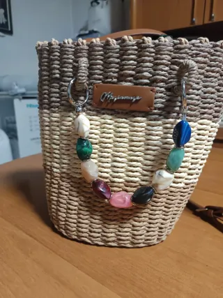 Capazo pequeño tejido con abalorios