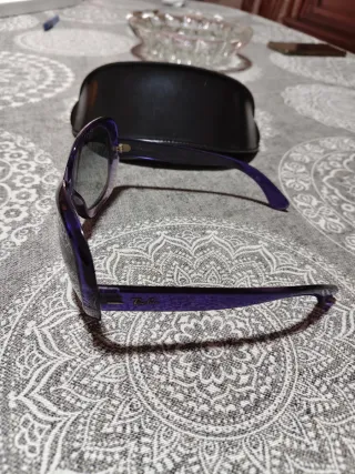 Occhiali da sole Ray-Ban da donna viola. Autentici