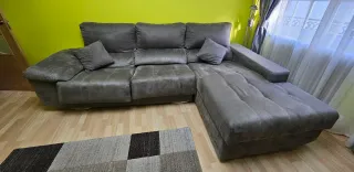 Sofa Cahiselong de polipiel de color gris en perfe