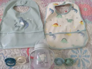 Biberón y baberos de bebé dinosaurio