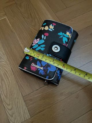 Cartera Desigual floral negra usada