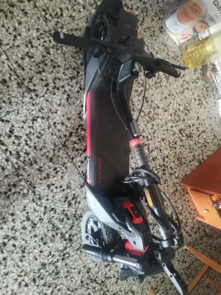 Patinete eléctrico con casco homologado