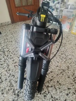 Patinete eléctrico con casco homologado