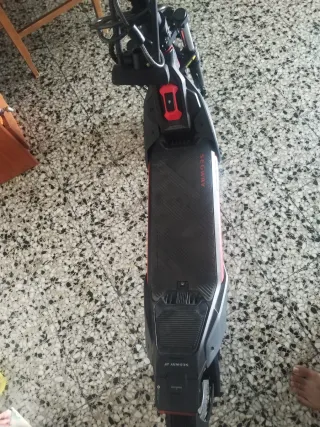 Patinete eléctrico con casco homologado